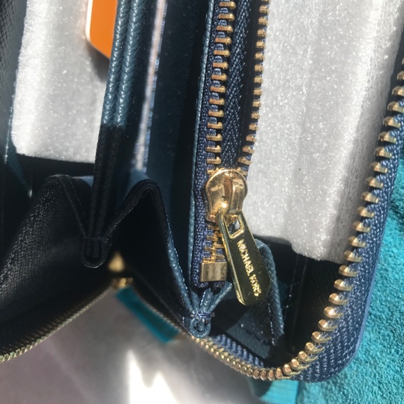 Michael Kors travel wallet - Picture 6 of 9